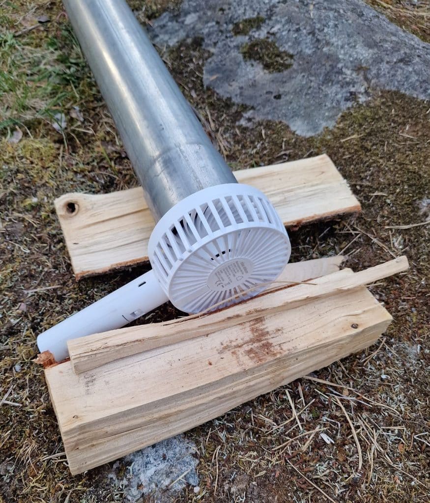 12 volt fan feeds the kiln with oxygen trough the ventilation pipe