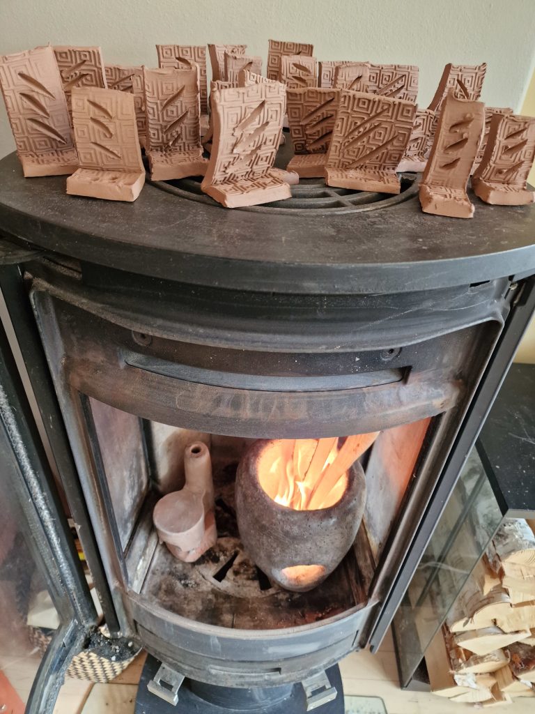 Bisque fire ceramic in an wood stove, drying clay and start the fire