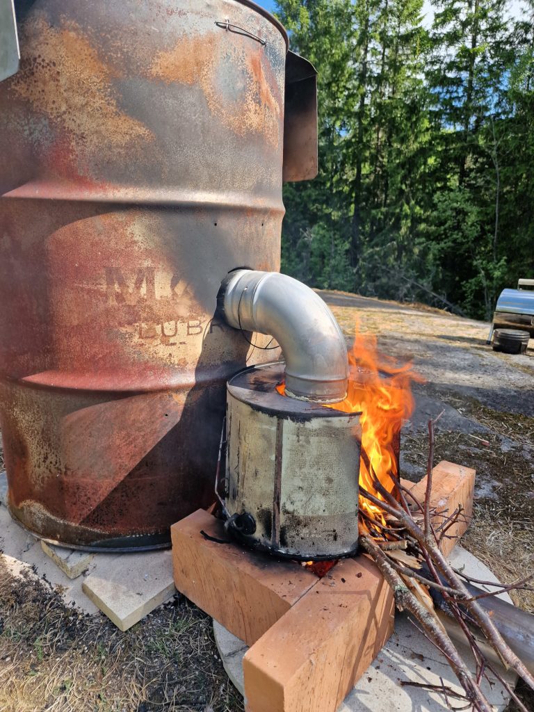 Oil drum pottery kiln with inside pipe