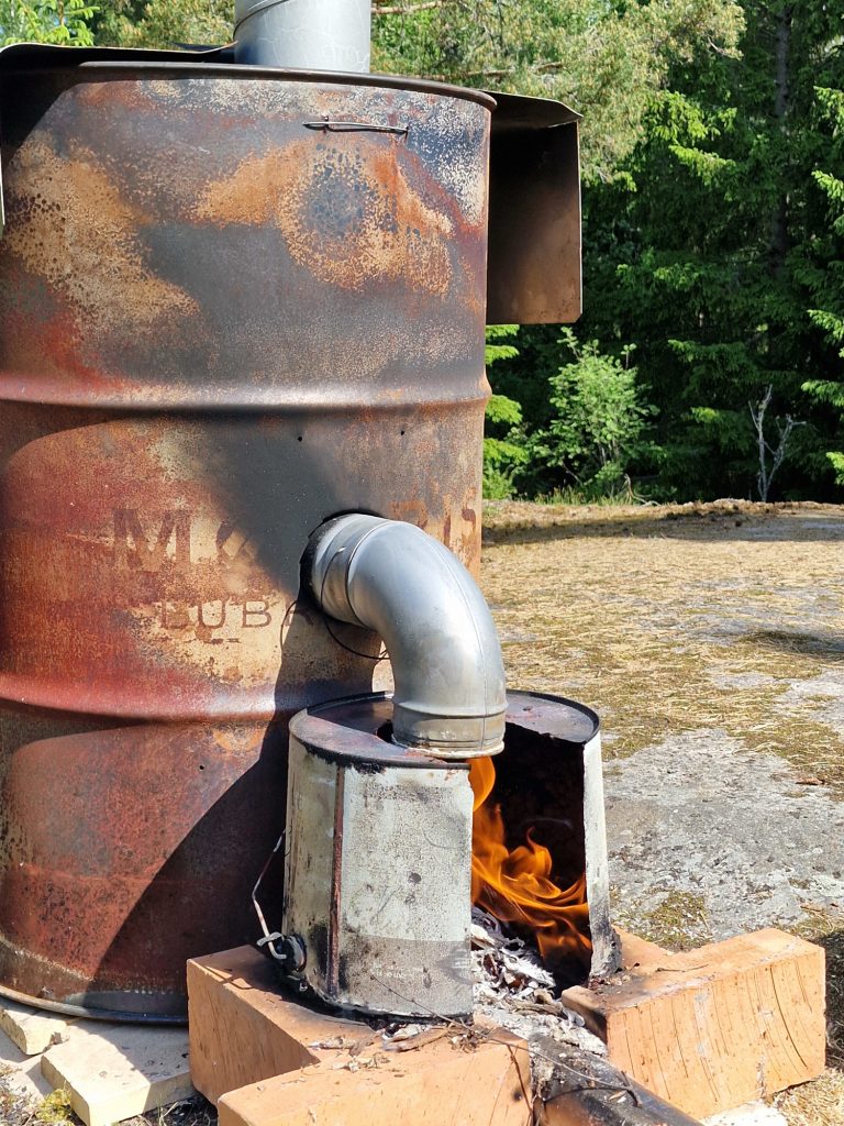 Oil drum pottery kiln with inside pipe