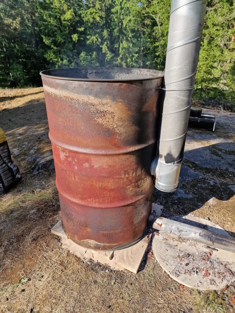 Oil drum pottery kiln with outside pipe