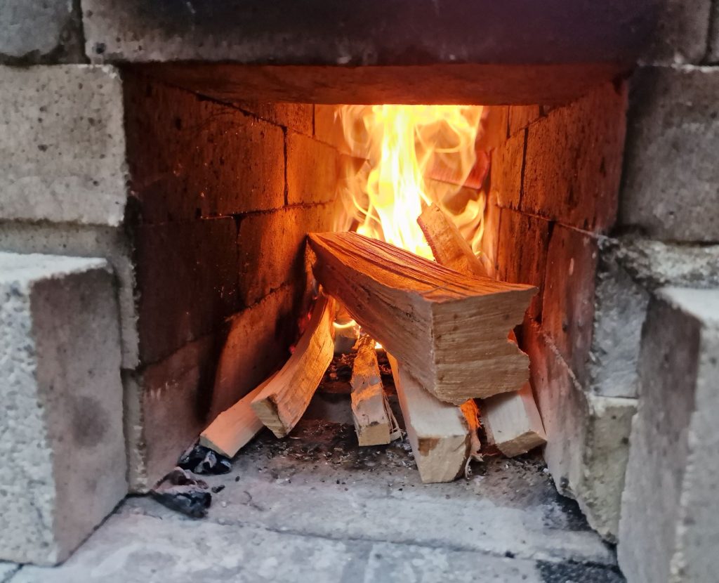 build a wood fired ceramic kiln and fire it, reaching high temperature