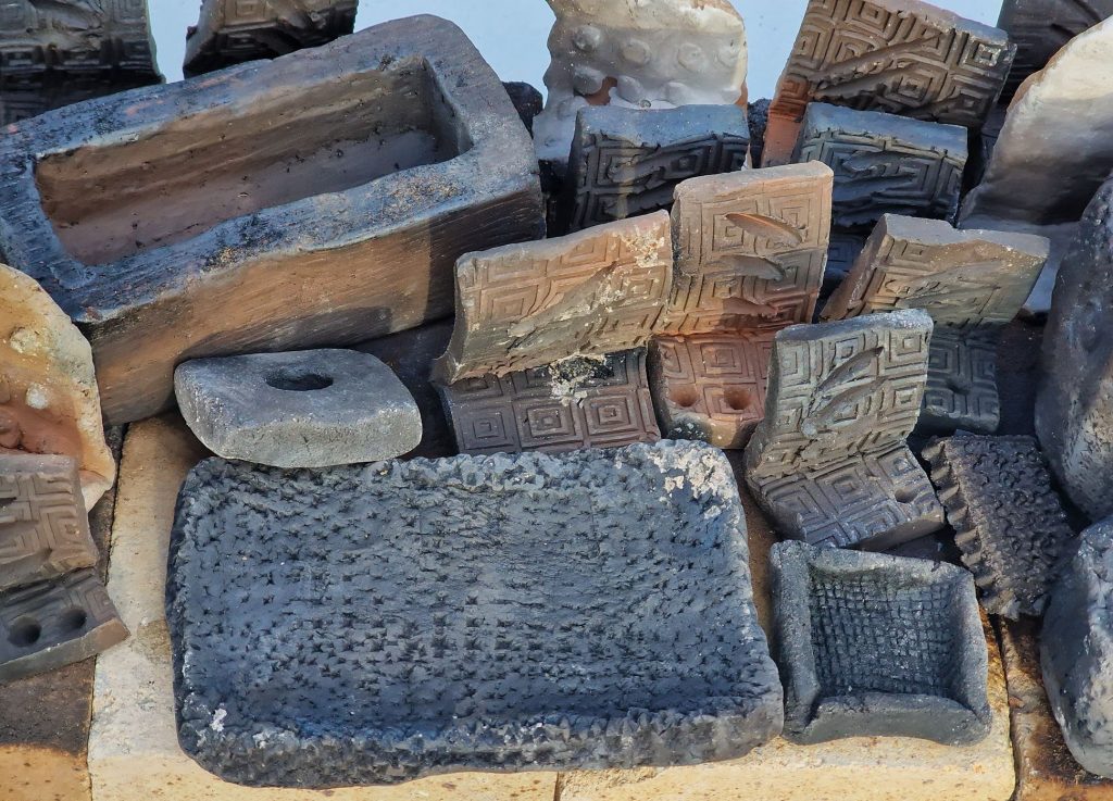 Black carbon pottery from the sawdust kiln